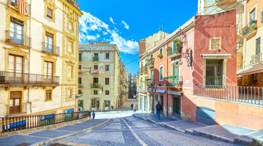 Nuestros servicios de alquiler de coches ofrecen una diversa selección de vehículos en Tarragona.